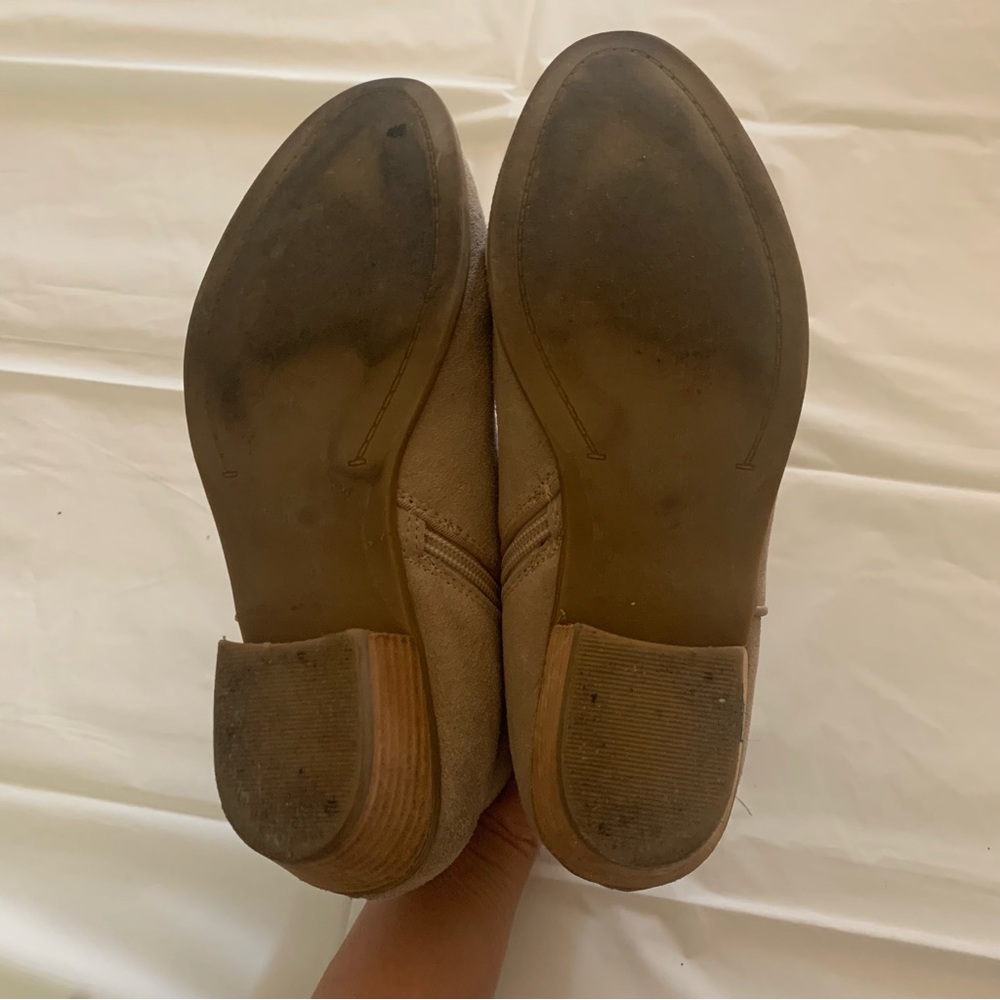 CROWN VINTAGE beige suede booties - Picture 7 of 8